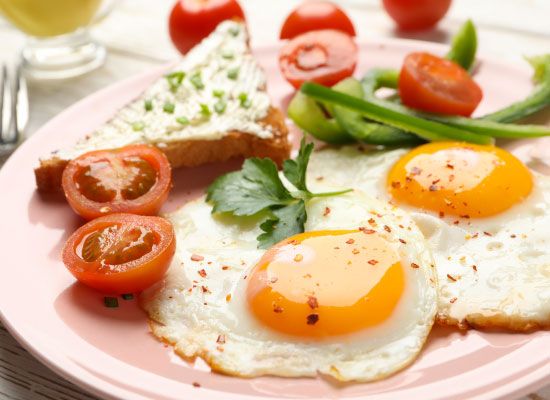 huevos con pan y tomate